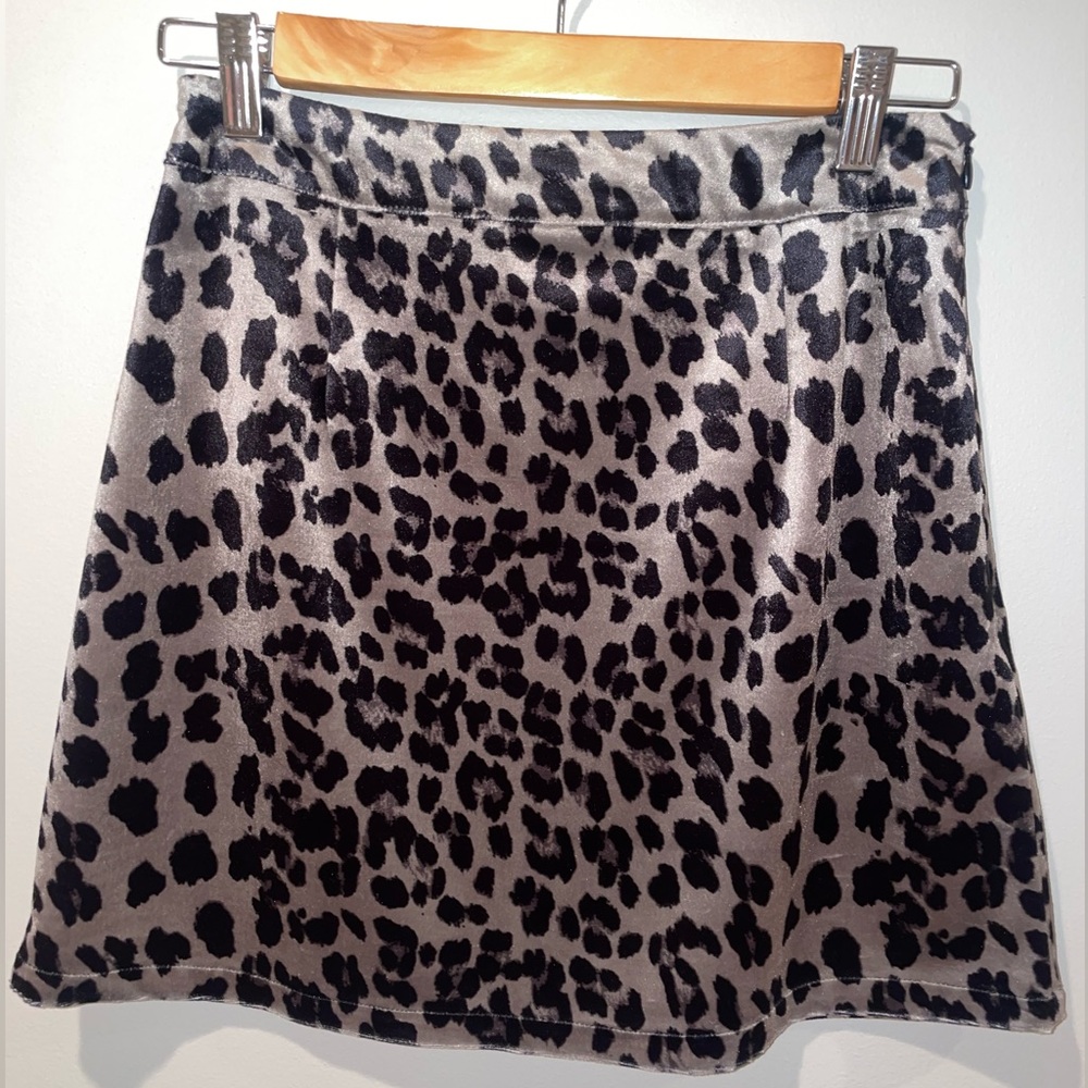 Main Strip Velvet Leopard Print Skirt